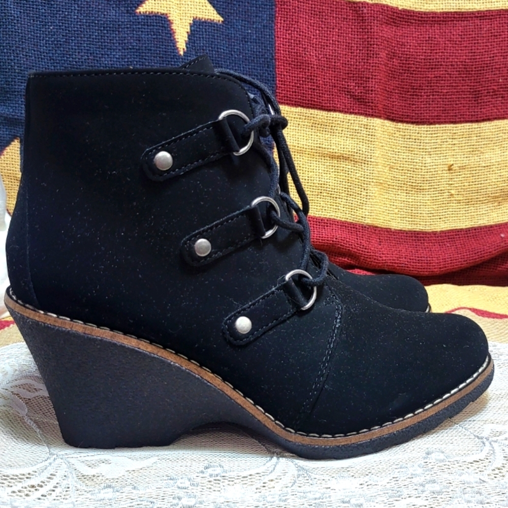 Whitemt. Wedge lace up ankle boots. Size 9. Brand new